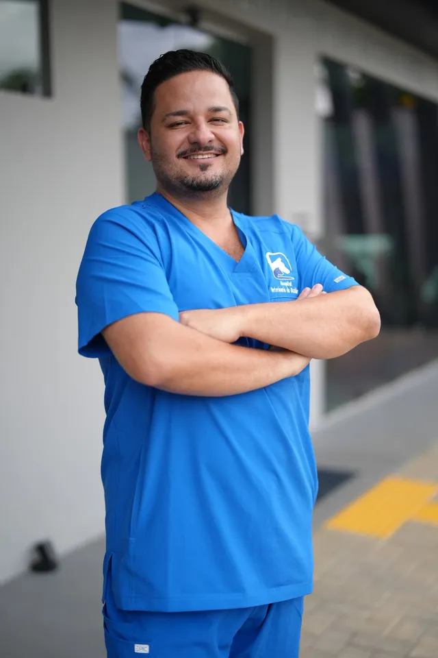 Alejandro Arce, Asistente veterinario
