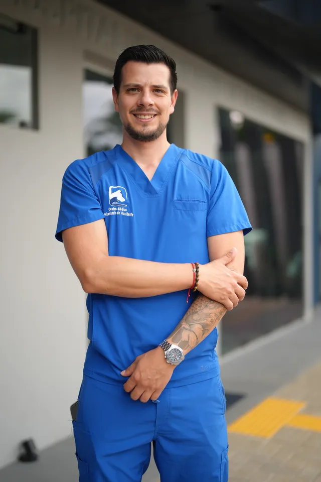 Gustavo Salas, Médico veterinario