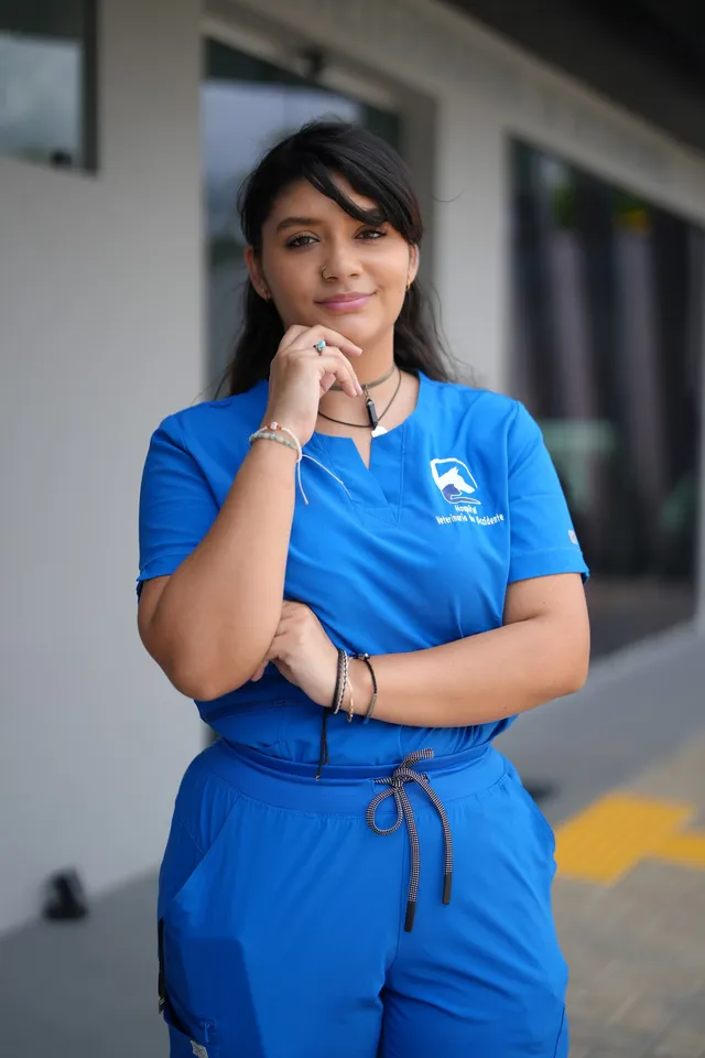 Kristel Caseres, Asistente veterinaria