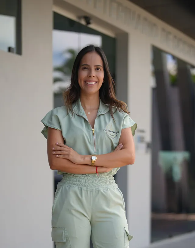 Mónica Gutiérrez, Médico veterinario