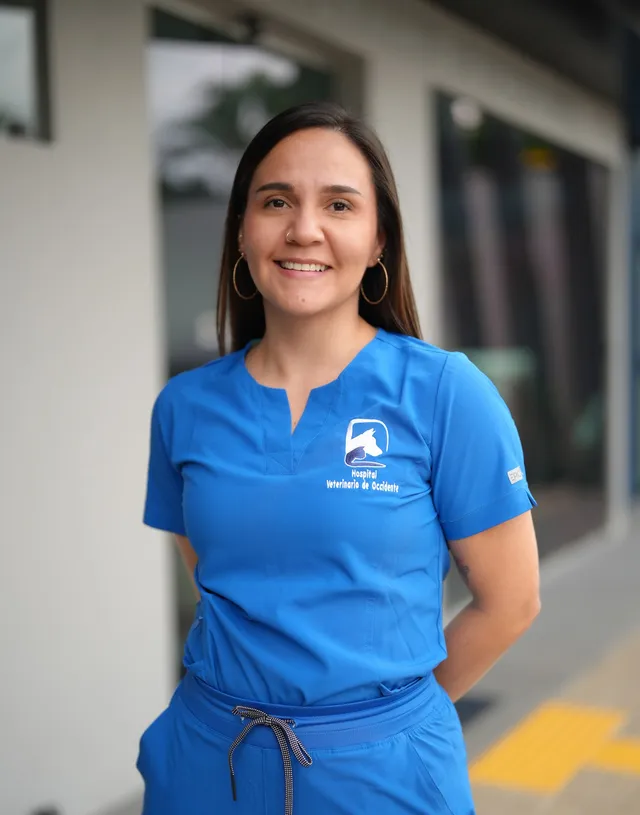 Yerlin Espinoza, Asistente veterinaria y secretaria